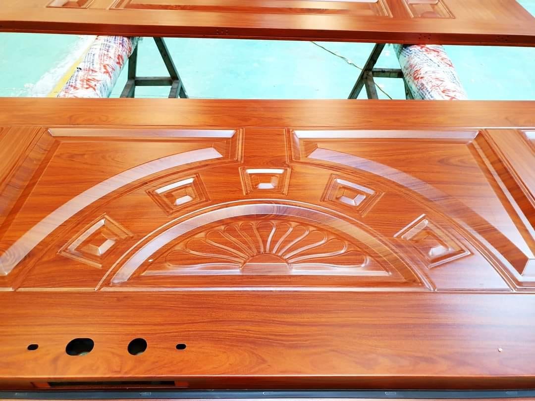 Huỳnh cửa thép là gì? Pano cửa thép vân gỗ là gì?