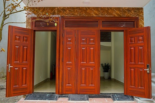  Cửa thép vân gỗ có bền không? Những lưu ý khi sử dụng