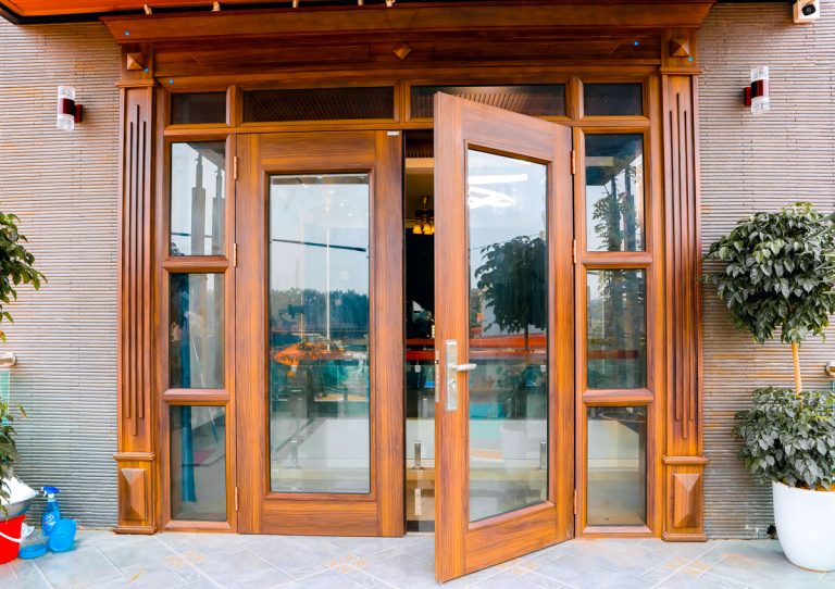 Đánh giá ưu và nhược điểm cửa thép vân gỗ so với cửa nhôm