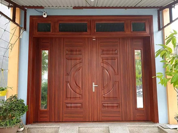 Cửa thép vân gỗ có an toàn trong môi trường ẩm ướt?