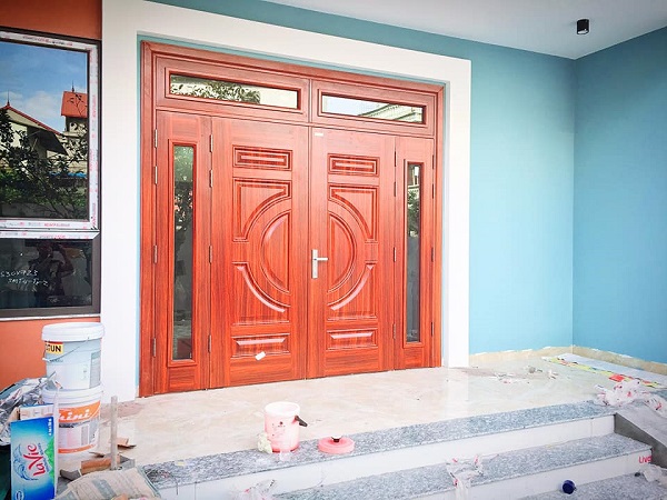 Cửa thép vân gỗ có an toàn trong môi trường ẩm ướt?