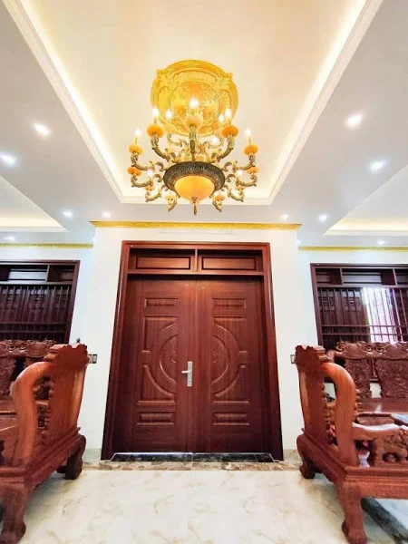 Cửa thép vân gỗ có an toàn trong môi trường ẩm ướt?