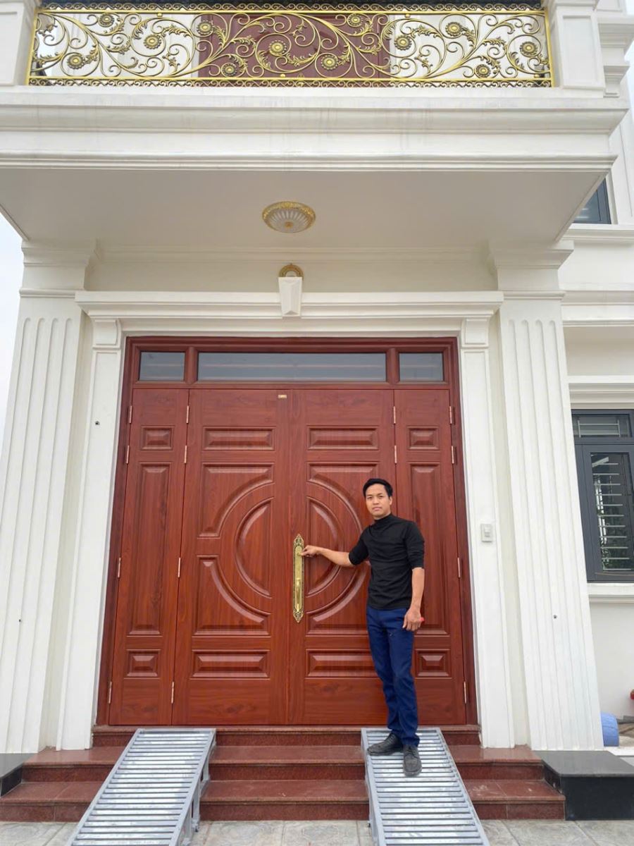 Cửa chính 4 cánh lệch